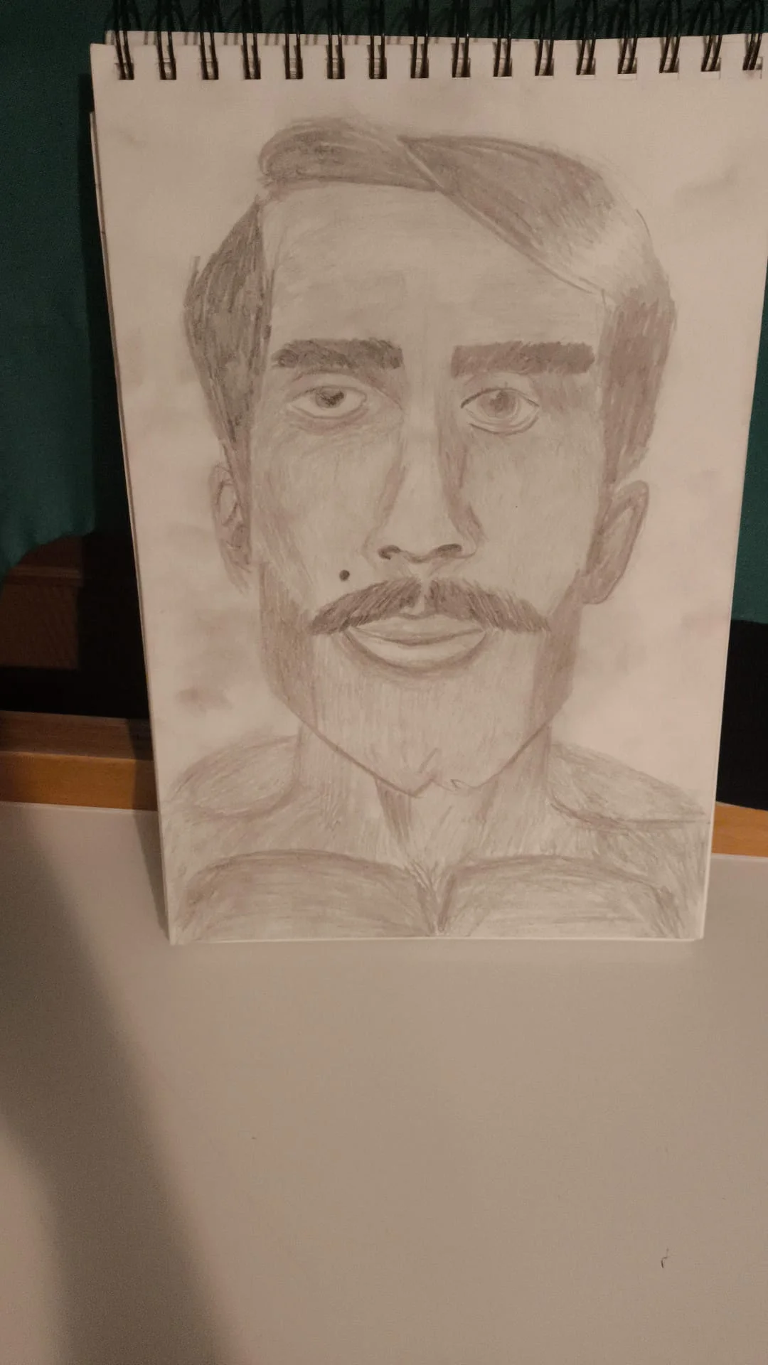 Die Kontur des Gesichts - Bleistiftzeichnung auf Papier